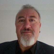 Julio Azzarello Headshot